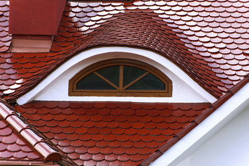 Szlachetna kolorystyka każdej kolekcji zapewnia elegancki i harmonijny wygląd dachom budynków reprezentujących różne style architektoniczne.